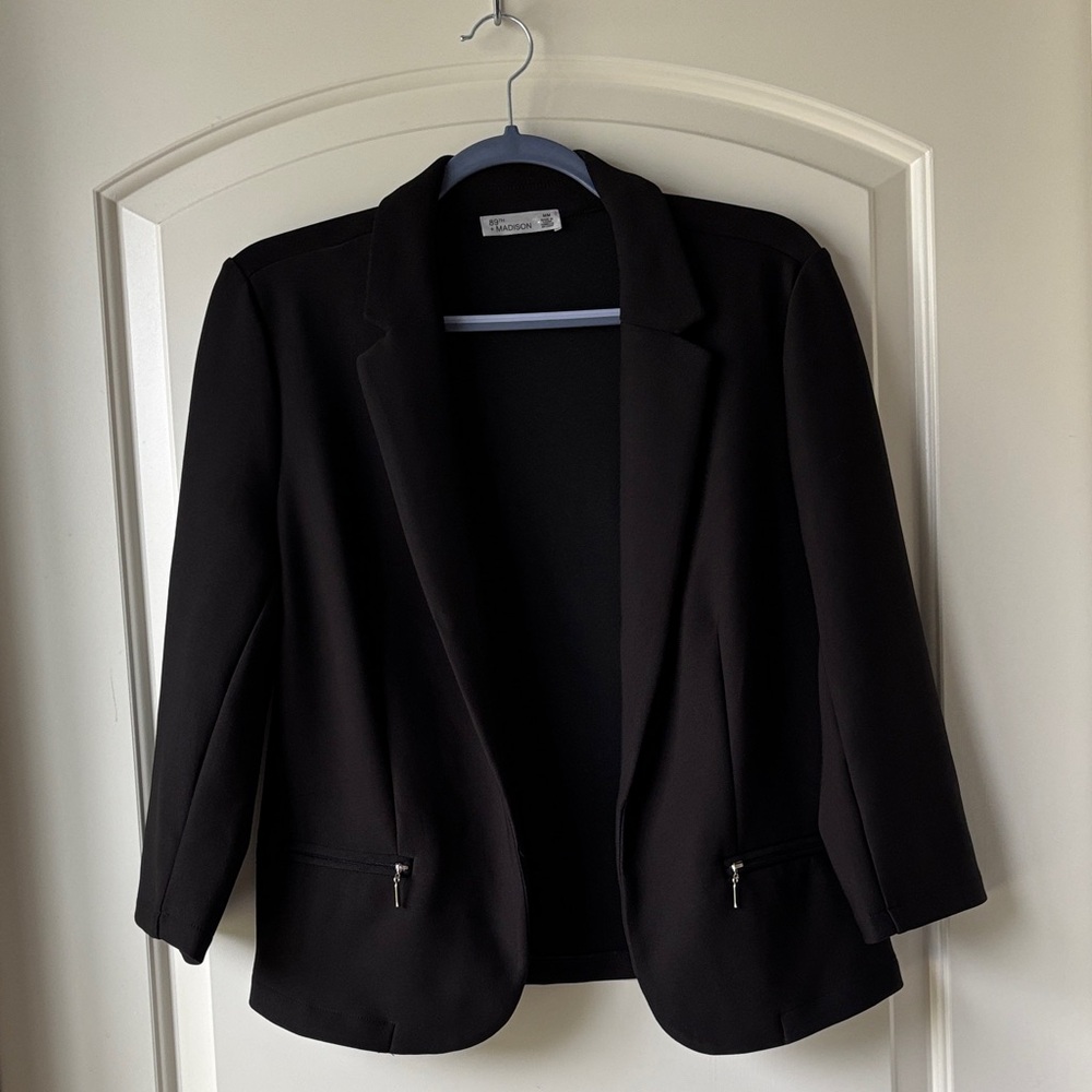 89th & Madison Cropped Open Front Blazer- Black w/ Silver Faux Pockets- M
